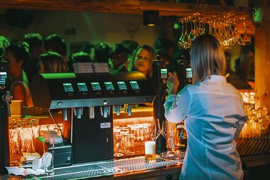 Opening Party in der Baumbar, hinter der Bar | © JFK Photography by Jürgen Feichter
